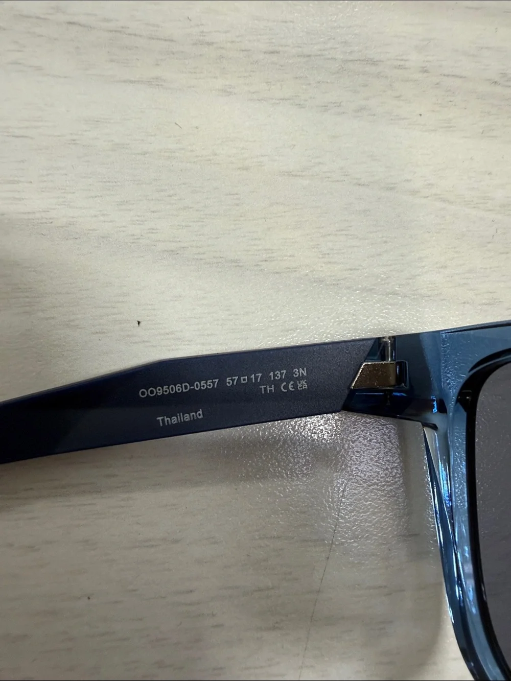 Oakley Men’s Blue Crystal Frame OO9506D Paracord